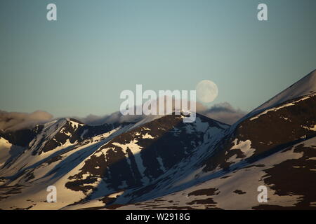 Les nuages au-dessus des montagnes en rampant Abisko National Park en Suède. Banque D'Images