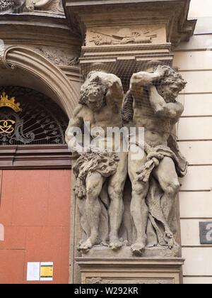 Art, sculptures de façade deux hommes forts tenant une colonne sur une façade de l'immeuble dans Stare Mesto, Prague République Tchèque Banque D'Images