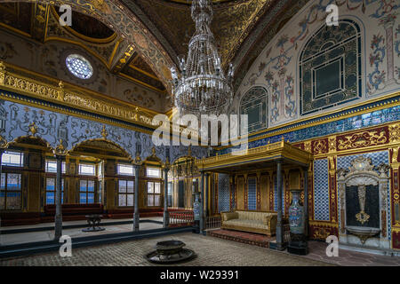 Les luxueuses et joliment décorées, Salle du Trône du Palais de Topkapi harem. Istanbul, Turquie, octobre 2018 Banque D'Images