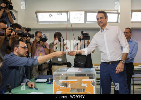 Athènes, Grèce. 07Th Juillet, 2019. Kyriakos Mitsotakis, président de l'ancienne opposition conservateur Nea Dimokratia (ND), accepte son bulletin de vote dans un bureau de vote dans le district de Peristeri. Dans la première élection après la fin de l'année presque dix-crise financière, la Grèce est considéré comme le favori selon les sondages le chef de l'opposition, Mitsotakis. Baltagiannis Crédit : Socrates/dpa/Alamy Live News Banque D'Images