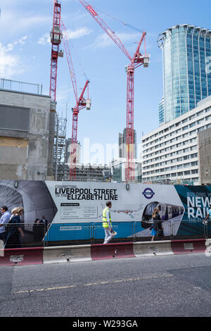 Connexion à Liverpool Street, la thésaurisation de la ligne Elizabeth à l'extérieur de la station de métro Moorgate, London, UK Banque D'Images