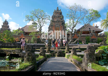 Ubud, Bali, Indonésie - 5 mai 2019 : superbe vue sur le temple Pura Taman Saraswati (savez également comme eau d'Ubud Palace) L'un des plus important de Banque D'Images