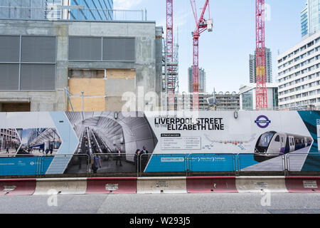 Connexion à Liverpool Street, la thésaurisation de la ligne Elizabeth à l'extérieur de la station de métro Moorgate, London, UK Banque D'Images