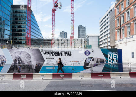 Connexion à Liverpool Street, la thésaurisation de la ligne Elizabeth à l'extérieur de la station de métro Moorgate, London, UK Banque D'Images