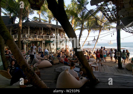 Canggu, Bali, Indonésie - 6 juin 2019 : vue sur une belle plage restaurant terrasse bondée de touristes à la célèbre plage d'Echo à Canggu, Bali Banque D'Images