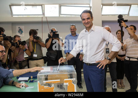 Athènes, Grèce. 07Th Juillet, 2019. Kyriakos Mitsotakis, président de l'opposition conservateur Nea Dimokratia (ND), c'est voter dans un bureau de scrutin dans l'arrondissement 25, rue du. Dans la première élection après la fin de l'année presque dix-crise financière, la Grèce est considéré comme le favori selon les sondages le chef de l'opposition, Mitsotakis. Baltagiannis Crédit : Socrates/dpa/Alamy Live News Banque D'Images