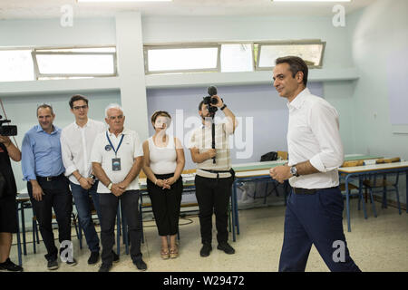 Athènes, Grèce. 07Th Juillet, 2019. Kyriakos Mitsotakis, président de l'opposition conservateur Nea Dimokratia (ND), c'est voter dans un bureau de scrutin dans l'arrondissement 25, rue du. Dans la première élection après la fin de l'année presque dix-crise financière, la Grèce est considéré comme le favori selon les sondages le chef de l'opposition, Mitsotakis. Baltagiannis Crédit : Socrates/dpa/Alamy Live News Banque D'Images