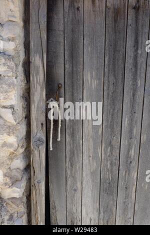 La vieille porte en train de s'effondrer dans le village pittoresque d''AFionis situé dans les collines de Corfou, Banque D'Images