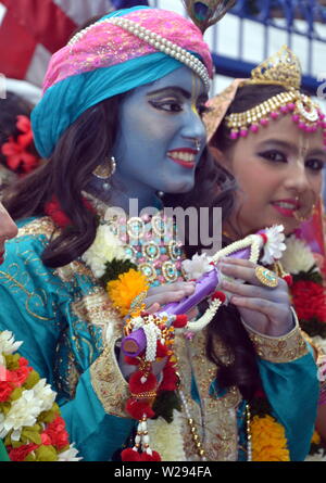 Un défilé par l'Association internationale pour la conscience de Krishna (ISKCON) à Bangkok, Thaïlande, le 7 juillet 2019. Le défilé a commencé à la Chambre de Commerce indienne sur Sathorn Soi 1 et se remet en route vers la route de Sathorn. Le mouvement Hare Krishna ou Hare Krishna, est une organisation religieuse hindoue Gaudiya Vaishnava fondée en 1966 à New York par A. C. Bhaktivedanta Swami Prabhupada, le gourou et maître spirituel de l'organisation. Banque D'Images