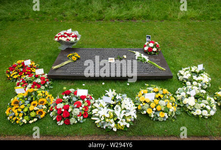 Fleurs au 7/7 Memorial, à Hyde Park, Londres, à l'occasion de l'anniversaire des attentats terroristes perpétrés à Londres le 7 juillet 2005 qui a tué 52 personnes. Banque D'Images