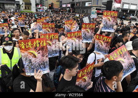 Hong Kong. 07Th Juillet, 2019. HONG KONG, HONG KONG - le 7 juillet : les manifestants se rassemblent pour prendre part à la manifestation contre la loi sur l'extradition, le 7 juin 2019 à Hong Kong, Chine. Des manifestations pro-démocratie ont continué dans les rues de Hong Kong pour le dernier mois, l'appel pour le retrait total du projet de loi sur l'extradition d'une controverse. Le chef de l'exécutif de Hong Kong Carrie Lam a suspendu la loi indéfiniment, mais les manifestations ont continué avec des manifestants réclament maintenant sa démission. (Photo : Richard Atrero de Guzman/ ALFO)/Alamy Live News Banque D'Images