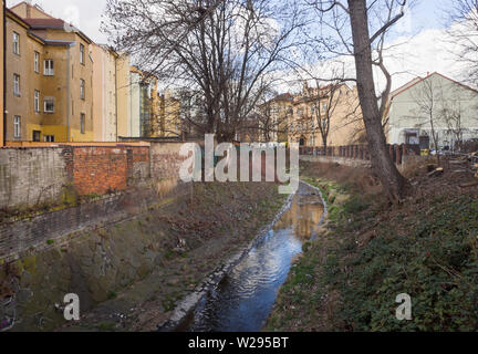 Arrière-cours à Prague, Czech Republica un petit ruisseau Botič, la division, les rangées de blocs d'appartement Banque D'Images