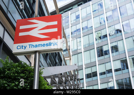 City Thameslink station et ancien logo British Rail dans la ville de London, UK Banque D'Images