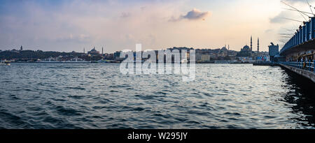 Panorama de l'horizon d'Istanbul vu du pont de Galata, l'un des plus célèbre monument de la ville. Istanbul, Turquie, octobre 2018 Banque D'Images