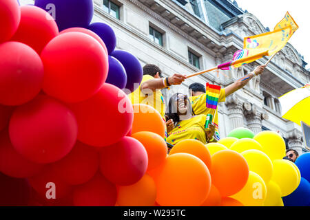 6 juillet 2019 - Les gens célébrant la fierté sur un char entouré de ballons colorés, London Pride Parade, UK Banque D'Images