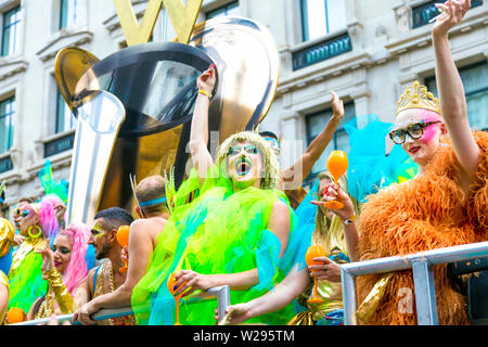 6 juillet 2019 - habillé des gens célébrer sur un flotteur, London Pride Parade, UK Banque D'Images