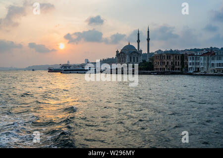 Vue panoramique sur la Mosquée Ortakôy au coucher du soleil d'un ferry boat sailing le détroit du Bosphore, Istanbul, Turquie Banque D'Images