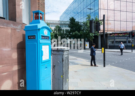 Une ancienne ville de London Public bleu gendarmerie téléphone appel fort près de la ville de London England, UK Banque D'Images