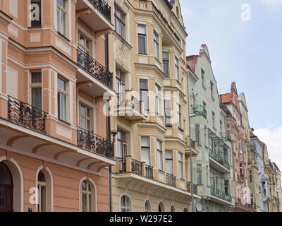 Façades de bâtiments dans le style Art Nouveau le long de l'Havlíčkových sadů U rue résidentielle dans le quartier Vinohrady de Prague, République Tchèque Banque D'Images