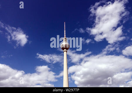 Les nuages, la tour de télévision de Berlin Allemagne Banque D'Images