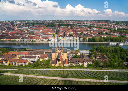 Stadtansicht Würzburg und die Kirche St. Burkard von der Festung Marienberg gesehen, Würzburg, Unterfranken, Bayern, Deutschland | Würzburg city vi Banque D'Images