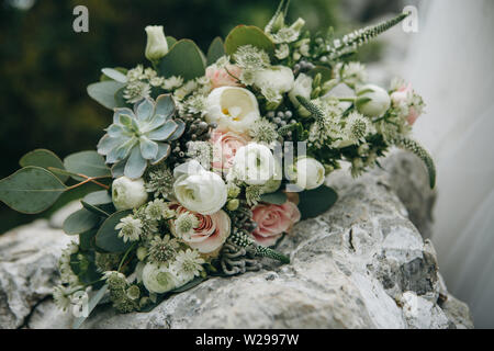 Beau bouquet de mariage. Un bouquet de belles fleurs fraîches. Banque D'Images