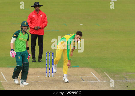 MANCHESTER, Angleterre. 06 juillet 2019 : Marcus Stoinis d'Australie bowling au cours de l'Afrique du Sud, Australie v ICC Cricket World Cup Match, à Old Trafford, Manchester, Angleterre. Banque D'Images