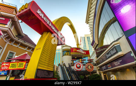 Las Vegas, Nevada, USA - McDonalds golden arches sur le Strip de Las Vegas dans le Nevada. Banque D'Images