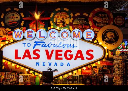 Las Vegas, Nevada, USA - 6 mai 2019 : Cadeaux affiche une réplique de la bienvenue à Las Vegas Nevada ouvrir il de la devanture. Banque D'Images