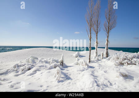 Journée d'hiver à la plage. Banc de neige et de glace entassée sur la côte du lac Michigan à Sleeping Bear Dunes National Lakeshore, dans le Michigan. Banque D'Images