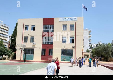 Athènes, Grèce. 7 juillet, 2019. Les électeurs arrivent à un bureau de scrutin pour voter à Athènes. (Crédit Image : © VafeiadakisZUMA Aristidis Wire) Banque D'Images