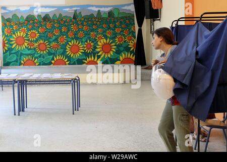 Athènes, Grèce. 7 juillet, 2019. Les électeurs arrivent à un bureau de scrutin pour voter à Athènes. (Crédit Image : © VafeiadakisZUMA Aristidis Wire) Banque D'Images