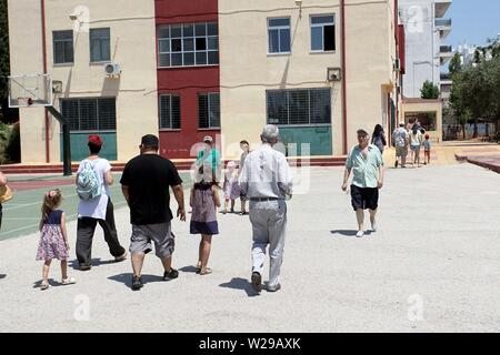 Athènes, Grèce. 7 juillet, 2019. Les électeurs arrivent à un bureau de scrutin pour voter à Athènes. (Crédit Image : © VafeiadakisZUMA Aristidis Wire) Banque D'Images