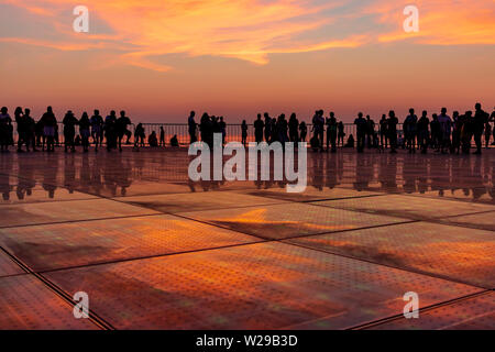 Les gens silhouette sur golden sunset à Zadar, Dalmatie, Croatie Banque D'Images