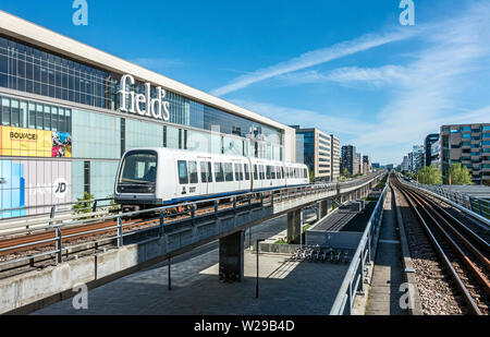 Centre commercial des champs à côté du metro gare Ørestad à Copenhague Danemark Europe Amager métro sans conducteur de train entrant dans la gare. Banque D'Images