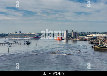 Vue depuis le pont Itchen le long de la rivière Itchen à Southampton Water avec le navire de croisière qui arrivent dans le port de Britannia, Southampton, England, UK Banque D'Images