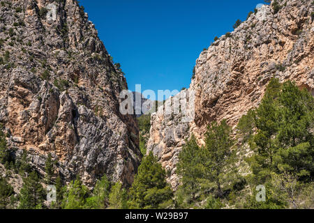 Des formations de roche karstique, Rio Guadalope canyon, route de Montoro de Mezquita, zone d'Organos de Montoro, Maestrazgo, province de Teruel, Aragon, Espagne Banque D'Images