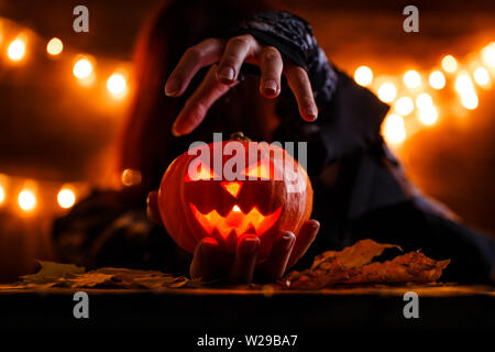 Image de sorcière avec cheveux longs holding pumpkin Banque D'Images