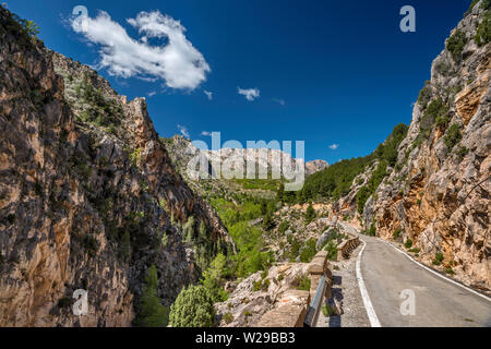 Des formations de roche karstique, Rio Guadalope canyon, route de Montoro de Mezquita, zone d'Organos de Montoro, Maestrazgo, province de Teruel, Aragon, Espagne Banque D'Images