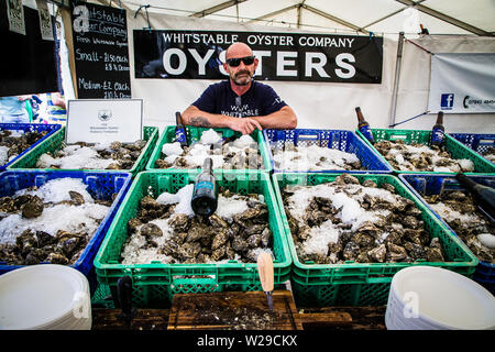 90e Kent County Show, Detling, le 6 juillet 2019. Le gestionnaire de la pêche aux huîtres de Whitstable Entreprise affiche son produit. Banque D'Images