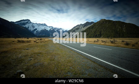 Vue vers le Mont Cook village de l'Aoraki Mount Cook/ Parc National sur l'île sud de la Nouvelle-Zélande. Banque D'Images