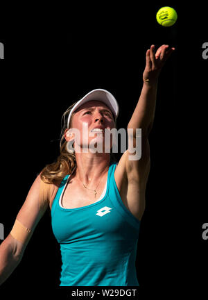 Ekaterina Alexandrova de Russie servant contre Karolina Pliskova de République tchèque au Nature Valley International 2019, le Devonshire Park, Eastbourne - Banque D'Images