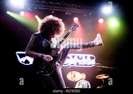 Grugliasco, Italie. 05 juillet, 2019. Andrew Stockdale, fondateur, guitariste et chanteur du groupe de rock australien Wolfmother live sur scène à l'Gruvillage 105 festival. Credit : Alessandro Bosio/Pacific Press/Alamy Live News Banque D'Images