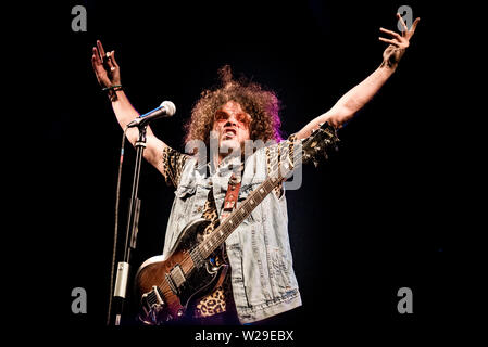 Grugliasco, Italie. 05 juillet, 2019. Andrew Stockdale, fondateur, guitariste et chanteur du groupe de rock australien Wolfmother live sur scène à l'Gruvillage 105 festival. Credit : Alessandro Bosio/Pacific Press/Alamy Live News Banque D'Images