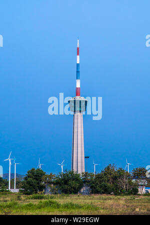 La tour phare sur l'herbe à Laemchabangport, Thaïlande Banque D'Images