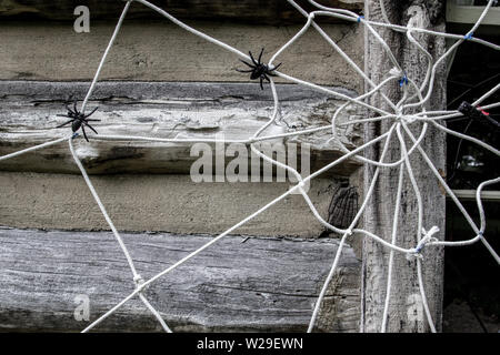 Faites-le vous-même maison Décoration Halloween. Spider web faites de vieux linge à l'extérieur de la maison Banque D'Images