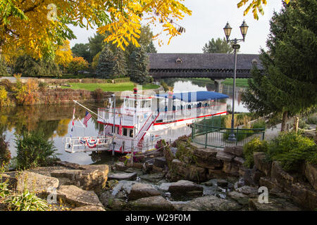 Frankenmuth, Michigan, USA - 9 octobre 2018 : Le bavarois Belle riverboat propose des visites et dîners croisière sur la rivière Cass à Frankenmuth. Banque D'Images