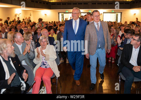 Sonneberg, Allemagne. 07Th Juillet, 2019. Joachim Herrmann (CSU, l), vice-premier ministre bavarois, et Bodo Ramelow, Linke (r), premier ministre de la Thuringe, venir à la cérémonie à Thuringia-Bavaria la 'Journée de la Franconie 2019', qui pour la première fois, a également lieu dans la région de Thuringe à l'influence de Franconie. Avec la 'Journée des Francs' Franconie districts administratifs de rappeler la fondation de l'impériale franconienne cercle dans l'année 1500. Crédit : Michael Reichel/dpa/Alamy Live News Banque D'Images