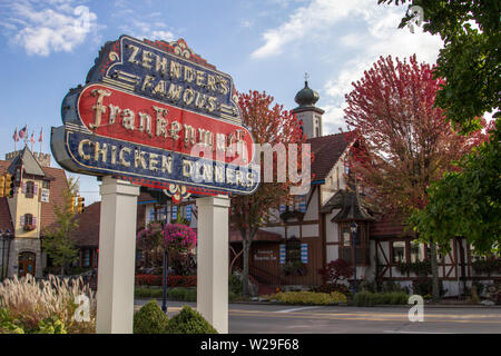 Frankenmuth, Michigan, États-Unis - 9 octobre 2018 : panneau de néon rétro devant le célèbre restaurant Zehnder à Frankenmuth, Michigan. Banque D'Images