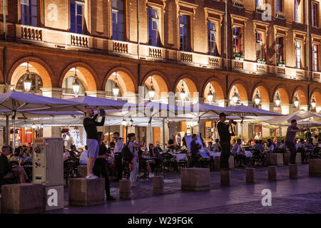 Les touristes de prendre des photos de la Place du Capitole à Toulouse (France) dans la nuit Banque D'Images